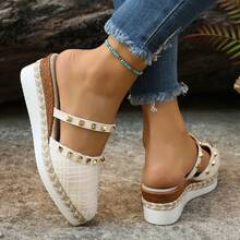 女士尖头金色铆钉时尚坡跟厚底凉鞋，适合海滩旅行 - 米色 - 查看 5