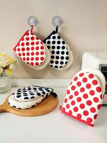 مجموعة قفازين قصيرة على شكل منقار البط، تتميز بنمط نقطي بسيط وبطانة مقاومة للحرارة مسمكة قادرة على تحمل درجات حرارة تصل إلى 250 درجة مئوية/482 درجة فهرنهايت. مثالية للاستخدام في المطبخ المنزلي، هذه القفازات المقاومة للحرارة مناسبة للطهي والخبز والشواء. - متعدد الألوان - مشاهدة 4