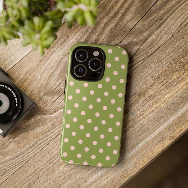 Funda de teléfono con lunares rosas sobre base verde oliva, compatible con iPhone 17/16/15/14/13/12/11 Pro Max, regalo de primavera