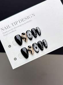 10片纯手工制作的按压式美甲贴片，短杏仁形甲型，风格深沉神秘。贴片上绘有手工绘制的黑色恶魔之眼，以及纯手工绘制的立体黑色盘绕蛇纹，并饰以蛇形图案和不对称线条设计。 - 彩色 - 查看 4