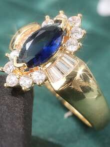 这款奢华优雅的深蓝色合成花形戒指，是一款创意手工珠宝，男女皆宜。适合日常佩戴和度假旅行，是馈赠亲友和时尚搭配的理想之选。 - 金色 - 查看 13