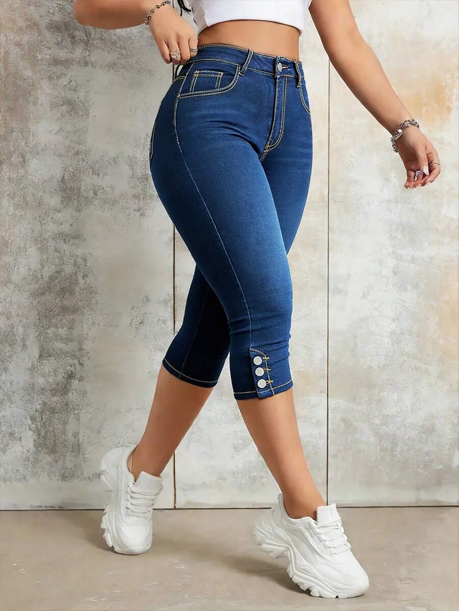 Quần jeans nữ cạp trung dáng ôm dài đến 7/8 - Thiết kế gấu quần có cúc cài, túi tiện dụng, kiểu dáng thường ngày giúp tôn dáng. - Rửa trung bình - Xem 1