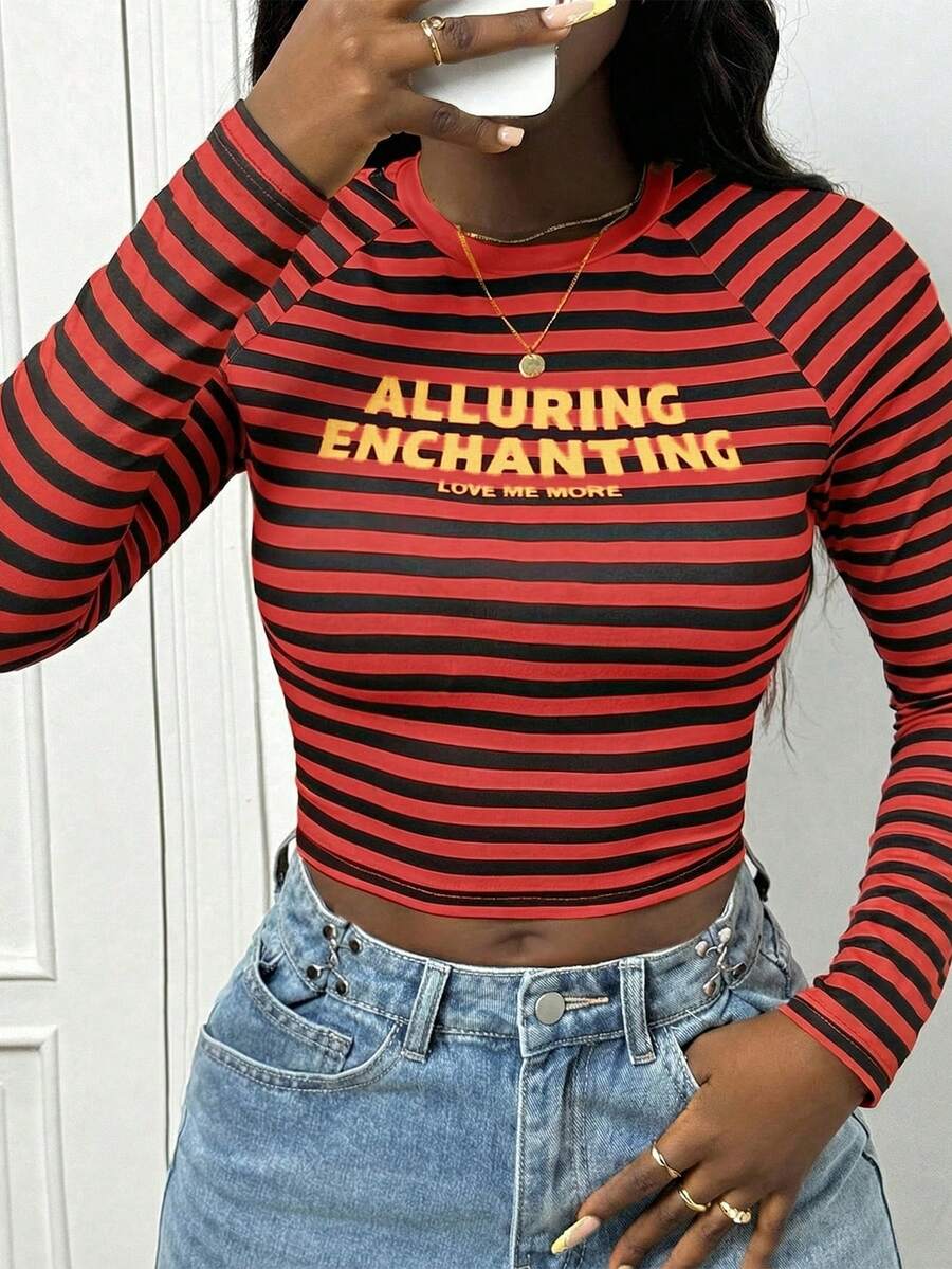 Lässiger Streetstyle gelb-schwarzes gestreiftes Buchstaben-Muster Figurbetontes Crew-Neck T-Shirt, geeignet für Musikfestivals, Abschlussfeiern, Schulanfang, Outdoor-Ausflüge, Brunch, Partys - Kurzes gestreiftes Bauchfrei-Top, Frühling bis Sommer - Rot - Übersicht 1