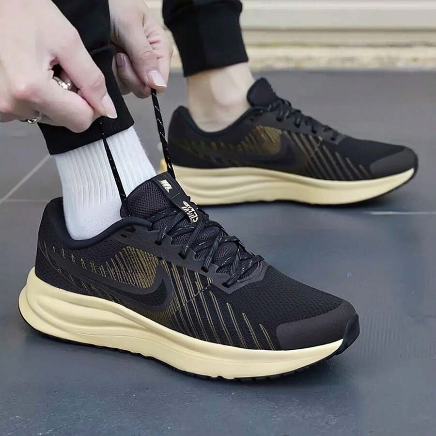 Nike 男士 RUN DEFY 网眼透气休闲运动鞋、训练跑步鞋 - 黑色/黃色 - 查看 1