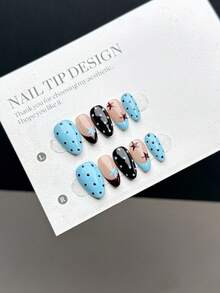 10片纯手工制作的可佩戴美甲贴片，短款杏仁形，按压式设计，时尚简约。套装包含手绘蓝黑波点美甲贴片、黑红蓝法式美甲贴片以及手绘五角星图案美甲贴片。这些高端美甲贴片适合女性和女孩日常佩戴，套装内含美甲用品。 - 彩色 - 查看 4
