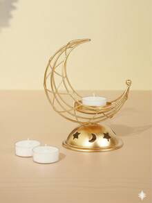 一套多层新月星空心金属烛台。这款烛台采用金属丝和金属底座制成，设计简约现代。其造型由交织的新月形框架和带有星月镂空图案的圆顶底座组成，并配有一个小巧的蜡烛托盘。 - 彩色 - 查看 13