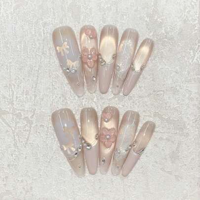 情人节必备美甲贴片，指尖可爱甜美！10片手工长尖头美甲贴片，樱花粉法式风格，手绘不对称线条，点缀纯手工粉色3D立体花朵。奢华优雅，甜美可爱，衬托肤色。是朋友聚会、约会或送礼的完美之选。可重复使用的手工按压式美甲贴片，附赠一张果冻胶和一把迷你指甲锉。