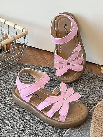 1双女童凉鞋，立体花朵平底凉鞋，2026年新品上市。韩版舒适百搭，防滑不磨脚，露趾平底凉鞋，夏季日常出行的理想之选。