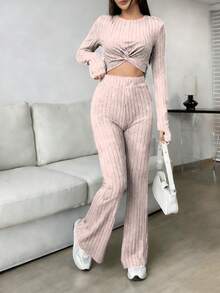Conjunto de top corto y pantalón con silueta ajustada, confeccionado en tejido ligero, perfecto para llevar en primavera y verano. - Beis - Ver 2