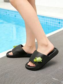 Damen Camellia Schwarz Slide Sandalen | 2025 Damen Mode Slide Sandalen - Designer leichte Gummi Slide Sandalen, dekoriert mit modischem weißem Camellia, bequeme rutschfeste Sohle, eine ideale Wahl für Sommer Outdoor und täglichen Lässig Wear, stilvoll und elegant, ein vielseitiger Schuh. - Schwarz - Übersicht 3