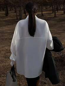 女士白色长袖衬衫，复古休闲百搭上衣，设计细节丰富，前襟纽扣，荷叶边下摆，开衩，2025新款韩版春季款 - 白色 - 查看 4