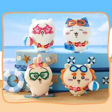 Miniso Búp bê nhồi bông Shisa vòng hoa mùa hè thuộc dòng Qianchuan, chất liệu nhung mềm mại, ngắn, có kính mắt + vòng hoa + bóng bãi biển, trang trí dễ thương, phong cách mùa hè, thích hợp để trang trí nhà cửa/treo ba lô/làm đồ sưu tầm (1 cái) - Nhiều màu - Xem 2