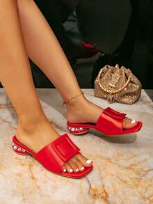 تصميم مربع الأصبع + زخرفة إبزيم ثلاثي الأبعاد، أنيق وراقي، كعب مرصع بالراين ستون بنهاية لامعة، نسيج ساتان فاخر، تصميم سهل الارتداء مناسب للتنقل اليومي، كما أنه مريح ومتعدد الاستخدامات، الخيار الأمثل للصيف - الأحمر - مشاهدة 3