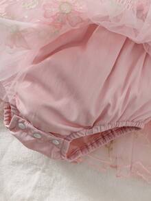 2pcs Baby Girl Sweet & Cute Pink Spaghetti Strap Off-Shoulder Ruffle Sleeve Floral Embroidery Mesh Romper & Headband Set, Summer Casual Outfit - Pink - View 9