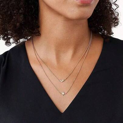  Detta eleganta halsband i roséguldpläterat sterlingsilver med lager på lager har kristallutsmyckade halvmåne- och stjärnhängen – Emporio Armani EG3393221 – Ett sofistikerat, romantiskt vardagsplagg för kvinnor, framstående 2025 och perfekt som present för dejtkvällar, kontorsmode, festliga tillfällen eller iögonfallande stilar.