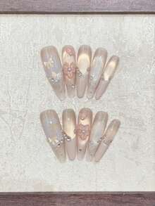 情人节必备美甲贴片，指尖可爱甜美！10片手工长尖头美甲贴片，樱花粉法式风格，手绘不对称线条，点缀纯手工粉色3D立体花朵。奢华优雅，甜美可爱，衬托肤色。是朋友聚会、约会或送礼的完美之选。可重复使用的手工按压式美甲贴片，附赠一张果冻胶和一把迷你指甲锉。 - 淺粉色 - 查看 4