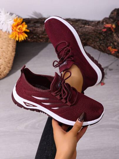 Giày thể thao nữ cỡ lớn, thoải mái, thoáng khí và nhẹ, phù hợp cho mọi mùa. Thiết kế buộc dây cổ thấp với logo ba sọc bên hông giúp dễ dàng mang vào và tháo ra. Một món quà tuyệt vời dành cho phụ nữ.