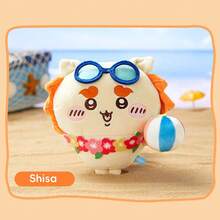 Miniso Búp bê nhồi bông Shisa vòng hoa mùa hè thuộc dòng Qianchuan, chất liệu nhung mềm mại, ngắn, có kính mắt + vòng hoa + bóng bãi biển, trang trí dễ thương, phong cách mùa hè, thích hợp để trang trí nhà cửa/treo ba lô/làm đồ sưu tầm (1 cái) - Nhiều màu - Xem 3