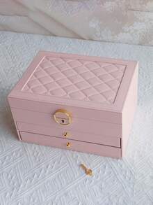 这款高端三层大容量首饰收纳盒采用奢华PU皮革制成，抽屉式设计，功能齐全，可上锁，是展示和收纳项链、耳环、手镯、戒指、手表等首饰的理想之选。它不仅是完美的首饰整理盒，也是节日礼物、女士礼物和情人节礼物的绝佳选择。