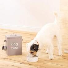 Navaris Contenedor Comida Perro - Set 1x Caja Pienso Perro de Metal y 1x Pala Medidora para Almacenaje de Pienso de Perro Mascotas - Contenedor Pienso Perros con Asa y Tapa - Gris - Gris Oscuro - Ver 4