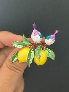 Broches de pájaro y limón esmaltados de lujo - Alfileres de animal y fruta para mujeres y unisex para fiestas casuales, accesorios de joyería, regalos para amigos, insignias y decoración - Birdie Lemon - Ver 4