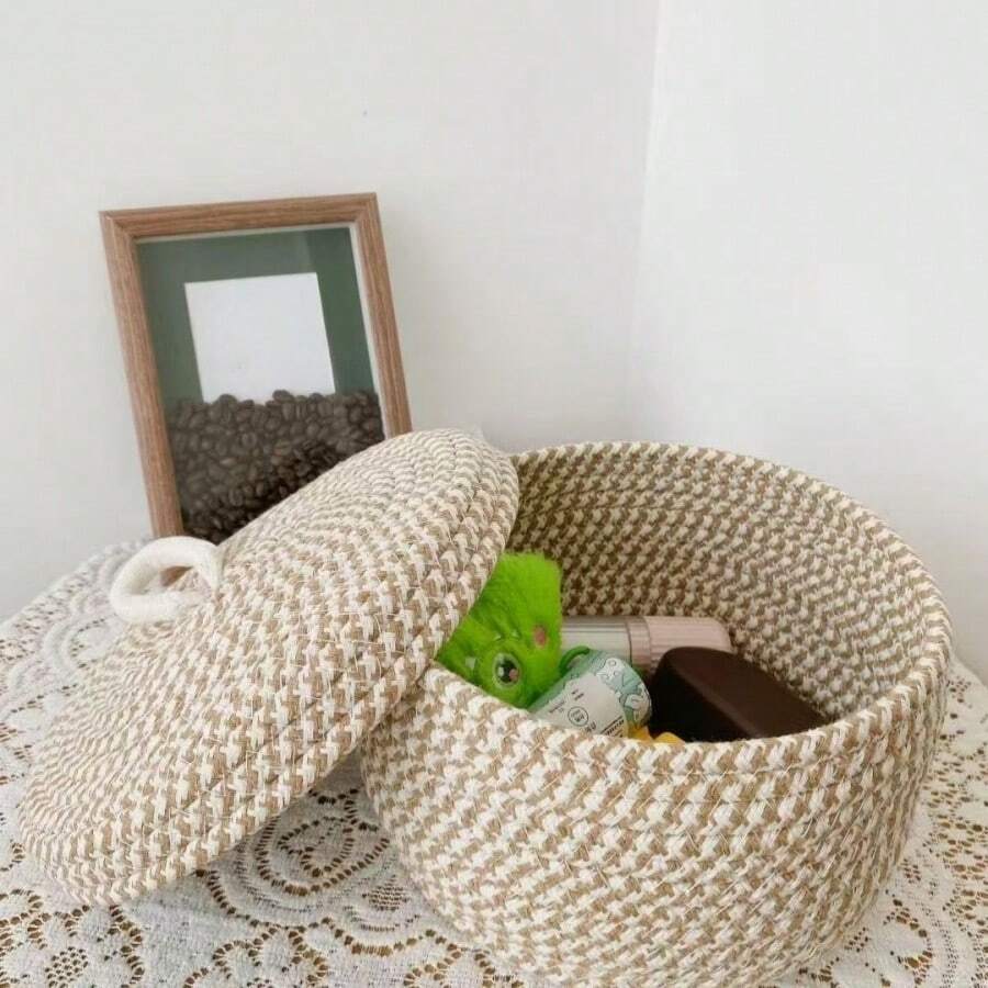 Cesto organizador de mesa em estilo boho, trançado, com tampa, ideal para decoração natalina. Perfeito para sala de estar, quarto, escritório, mesa de cabeceira, para guardar controles remotos, cosméticos, chaves, artigos de papelaria e diversos outros objetos pequenos. - Multicolorido - Ver 1