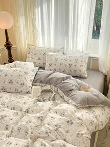 Bộ ga trải giường họa tiết hoa 3 món, gồm 2 vỏ gối và 1 vỏ chăn, tạo không gian phòng ngủ ấm cúng. - Nhiều màu - Xem 7