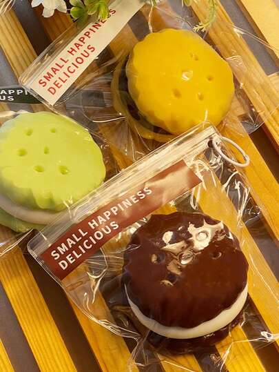 这款手工制作的硅胶饼干造型挤压玩具，回弹缓慢，柔软耐用，非常适合在卧室放松身心、缓解压力、改善睡眠。它也适用于学校和办公室等场所。