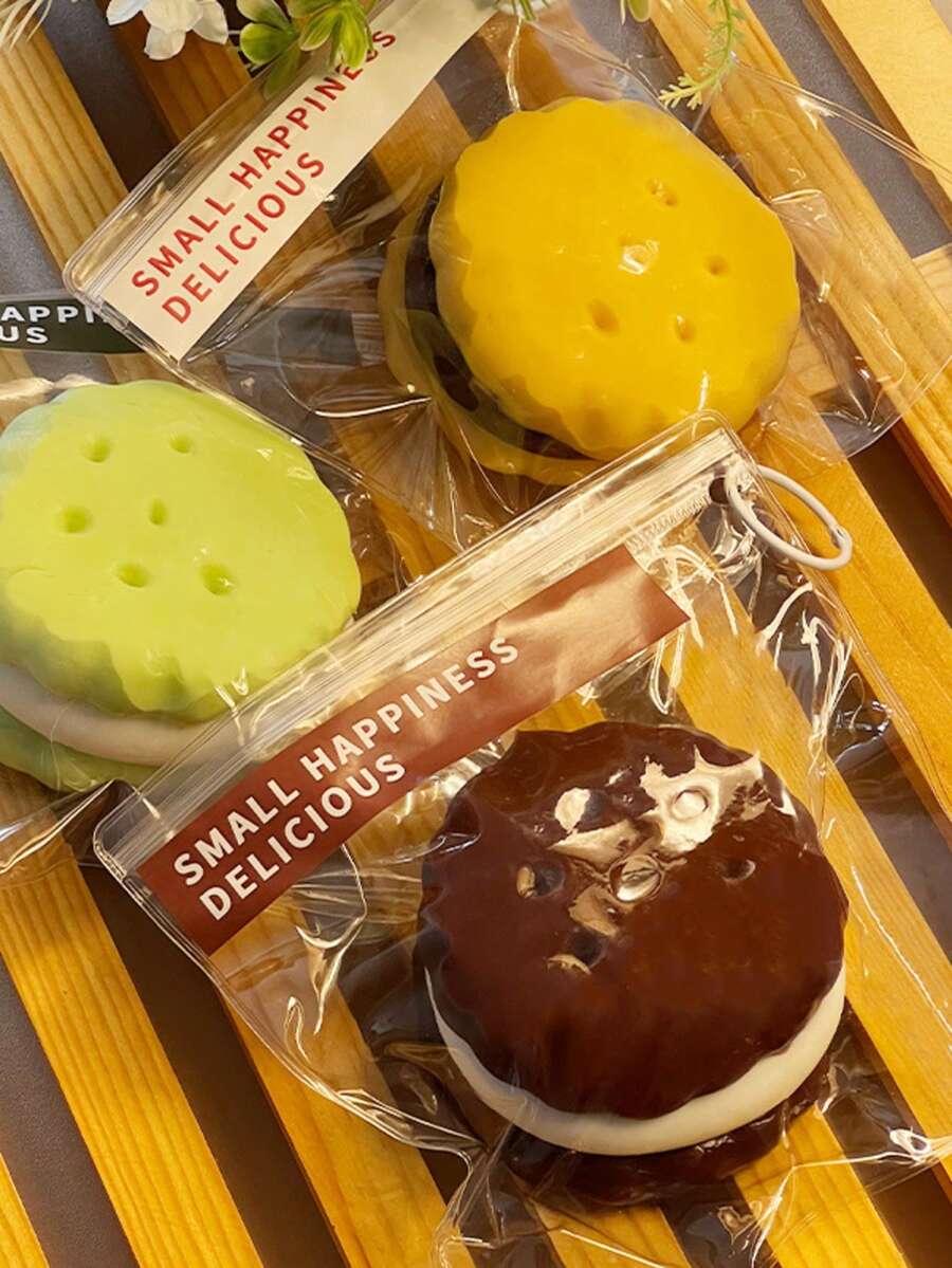 这款手工制作的硅胶饼干造型挤压玩具，回弹缓慢，柔软耐用，非常适合在卧室放松身心、缓解压力、改善睡眠。它也适用于学校和办公室等场所。 - 彩色 - 查看 1