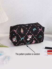 1个创意图案铅笔袋，饰有动物蝴蝶结和爱心图案，空间宽敞，适用于学习文具收纳和办公桌面收纳，学校用品。