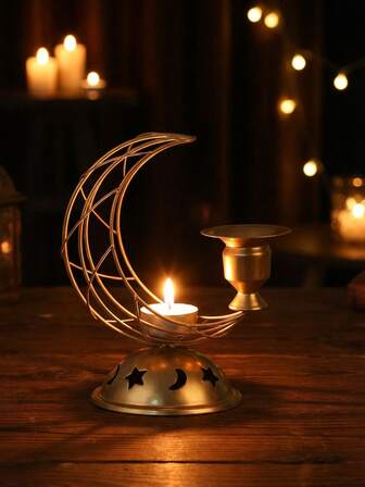 1-pack metallljusstake med stjärn- och måneformad båge. Tillverkad av metalltråd och en metallbas, har denna ljusstake en minimalistisk design. Dess form är en halvmåneformad ram med flera sammanflätade bågar, i kombination med en kupolformad bas med stjärn- och måneutskurna dekorationer och koppformade ljusstakar.