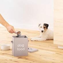 Navaris Contenedor Comida Perro - Set 1x Caja Pienso Perro de Metal y 1x Pala Medidora para Almacenaje de Pienso de Perro Mascotas - Contenedor Pienso Perros con Asa y Tapa - Gris - Gris Oscuro - Ver 2