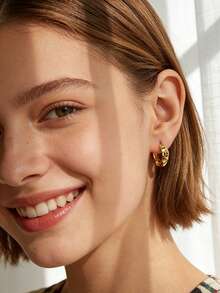 Charm-In Pendientes de aro chapados en oro (disponibles en estilo concha colgante / ola texturizada / cuadrado minimalista) - Joyería de moda, adecuada para uso diario, playa, fiesta, gran regalo para mujeres - Dorado - Ver 6