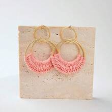 Raffia Hoop Earrings For Women Fun Boho Summer Beach Earrings Lightweight Handmade Straw Wicker Rattan Dangle Earrings Statement Geometric Round Drop Earrings - 粉紅色圓形 - 查看 5
