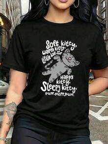 黑色大码印花T恤。正面印有经典童谣：“汗津津的小猫咪，暖暖的小猫咪，毛茸茸的小球。快乐的小猫咪，困倦的小猫咪，呼噜呼噜呼噜”，并配以可爱的灰色斑点卡通猫图案。休闲舒适，适合日常穿着。 - 黑色 - 查看 11