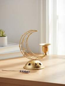 一套/件，层叠弧形星月金属烛台。这款烛台采用金属丝和金属底座制成，设计简约。其造型为新月形框架，由多个交织的弧线构成，搭配饰有星月镂空图案的圆顶底座和杯状烛托。 - 彩色 - 查看 6