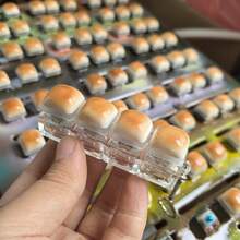 2026 新款 - 1 个 KADA 原味焦糖面包挤压减压玩具，背包挂件，办公室手指玩具，生日、男士、女士、复活节、节日、情人节的完美礼物 - 彩色 - 查看 3