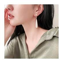 Elevate Your Everyday Style Grids And Special Occasion Looks With These Stunning Pearl Drop Earrings.Using Selected Natural White Pearls, There's A Chance To Buy One Get Two Free Or Buy One Get Three Free - 白色 - 查看 3