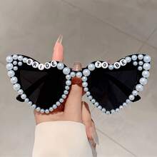 1副女士心形时尚眼镜，饰以人造珍珠，纯色新娘风格眼镜，印有“BRIDE TO BE”字样，装饰性婚礼纪念礼品眼镜