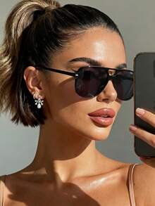 一副男女通用飞行员款时尚太阳镜，适合音乐节、夏季海滩度假、户外活动、旅行、运动、电子音乐节、驾驶、假期、海滩、郊游、夏季配饰、度假、家庭出游、高尔夫、徒步旅行、优雅着装、街头风格配饰、派对等场合。 - 黑灰 - 查看 5