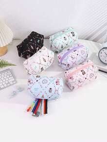 1个创意图案铅笔袋，饰有动物蝴蝶结和爱心图案，空间宽敞，适用于学习文具收纳和办公桌面收纳，学校用品。