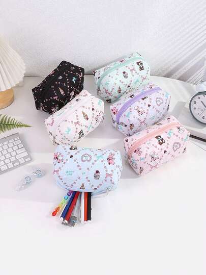1个创意图案铅笔袋，饰有动物蝴蝶结和爱心图案，空间宽敞，适用于学习文具收纳和办公桌面收纳，学校用品。