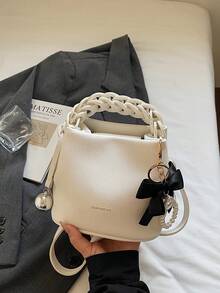 Túi xách da PU cao cấp đa năng thời trang mới, họa tiết vải thiều, trang trí chữ cái, kiểu dáng túi xô, thiết kế dây đeo đặc biệt, tay cầm đơn phía trên, khóa nam châm chắc chắn, mặt dây chuyền nơ đen bên ngoài, dây đeo vai dài có thể điều chỉnh đa chức năng, có thể đeo vai, xách tay hoặc đeo chéo. - trắng - Xem 5