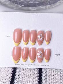 10 miếng dán móng tay thủ công hình hạnh nhân màu hồng nude kiểu Pháp với đường kẻ nổi 3D. Miếng dán móng tay này có đầu móng kiểu Pháp màu vàng được vẽ tay và các đường kẻ nổi 3D được chạm khắc tỉ mỉ, kết hợp hoàn hảo giữa sự thanh lịch, lãng mạn và tối giản. Nó toát lên vẻ sang trọng tinh tế và gợi cảm, phù hợp để sử dụng hàng ngày, hẹn hò, đi xem hòa nhạc và các dịp kinh doanh nhẹ nhàng. Một món quà hoàn hảo dành cho phụ nữ và các cô gái. (Dụng cụ làm móng) - Nhiều màu - Xem 11