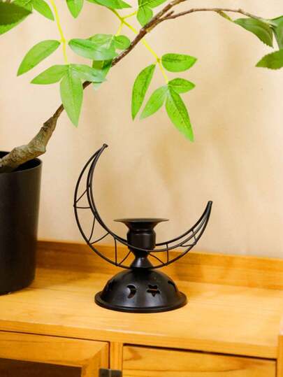 1 st/set metallljusstake med infällda stjärnor och måne. Tillverkad av metalltråd och en metallbas, har denna ljusstake en minimalistisk modern design. Dess form är en halvmåneformad ihålig ram med infällda stjärnformade dekorationer.