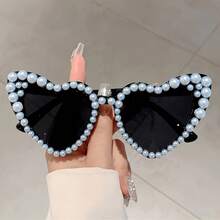 1副女士心形时尚眼镜，饰以人造珍珠，纯色新娘风格眼镜，印有“BRIDE TO BE”字样，装饰性婚礼纪念礼品眼镜