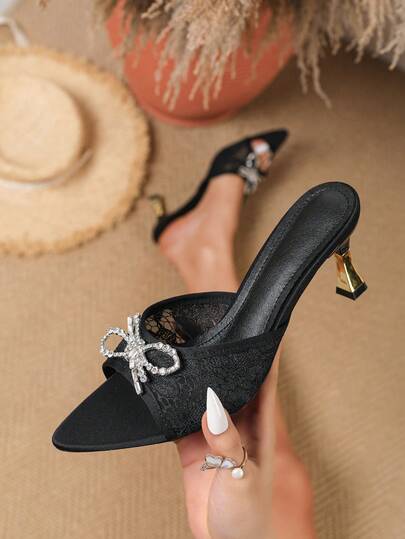 女士蕾丝网纱性感蝴蝶结金属扣时尚高跟凉鞋，尖头高跟舒适套脚高端女凉鞋，百搭优雅，适合户外聚会、宴会和派对等场合。