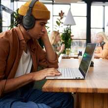 JBL TUNE770NC 无线头戴式蓝牙耳机，自适应降噪游戏和电脑耳机，适用于日常使用、运动、跑步、户外、学习，高品质耳机，内置麦克风 - 紫色 - 查看 10