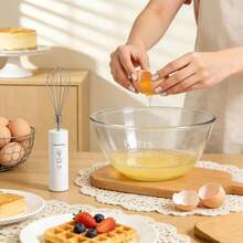 30瓦电动手持搅拌器 - 配备2节500毫安时可充电电池，二合一打蛋器和奶泡器，适用于烘焙/咖啡 - 白色 - 查看 6