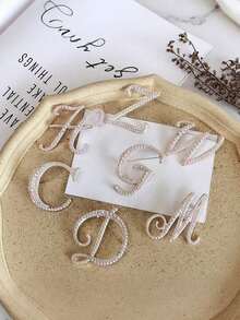 1pc Minimalist Elegant Pearl Letter Brooch, Complete Set Of 26 English Letters, Suitable Accessorizing Sweaters, Coats, Suits In Autumn/Winter, Can Decorate Shirt Collars, Bags, Scarves, Hats, Hair Accessories, Suitable Office, Dates, Parties And More, Compact And Versatile. - 彩色 - 查看 2
